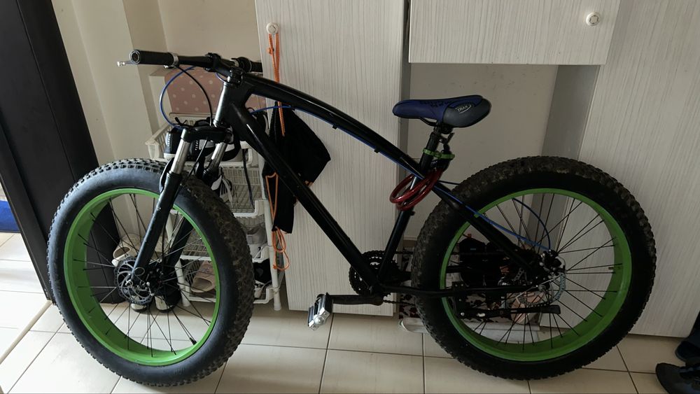 Vand 2 bicicleta  aia cu verde 600 ron si aia alba 450 ron