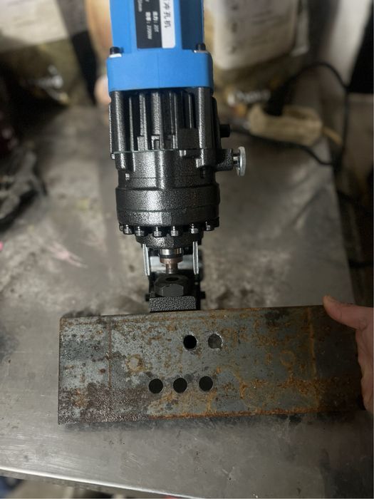 Хидравлична Преса за пробиване на метал.