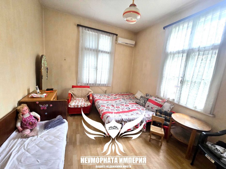 Продавам тристаен апартамент РЗП 172кв.м.на втори етаж с изба и таван в гр.Пловдив, широк център