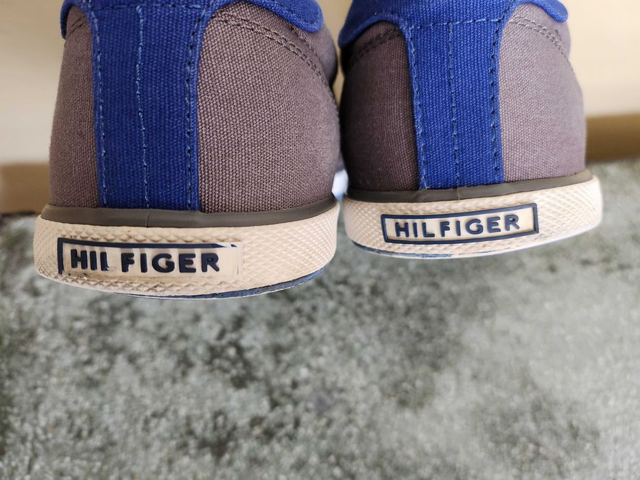 Продавам спортни мъжки обувки на марката Tommy Hilfiger