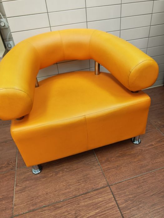 Кожен диван и два фотьойла