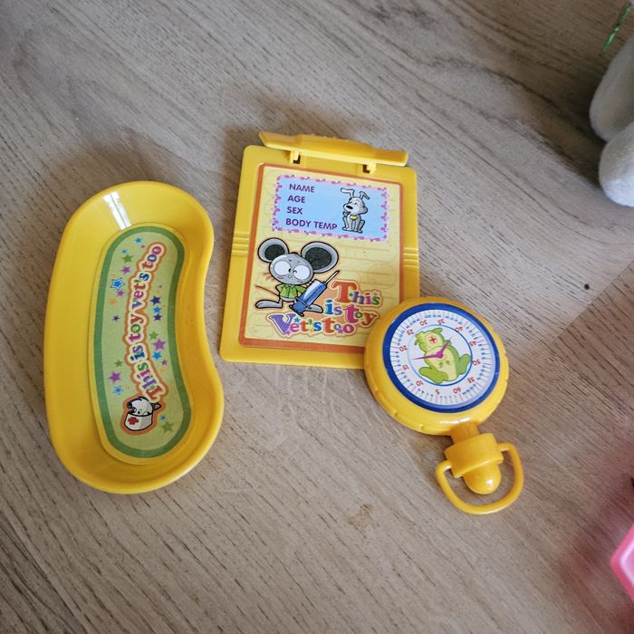 Кученце с чанта за транспорт, Ветеринар