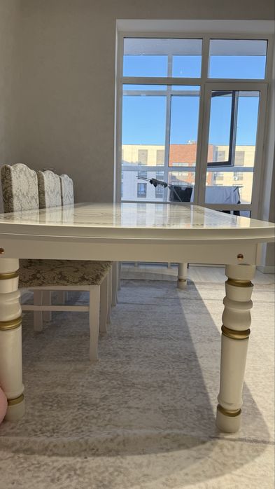 Стол для гостей или гостинной