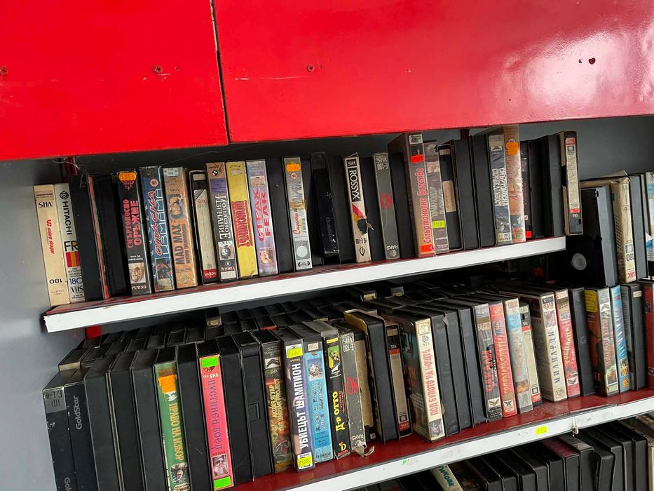 Колекция от ~1500 VHS видеокасети – разнообразни жанрове