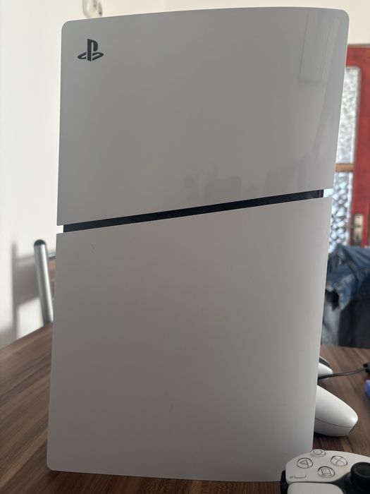 Playstation 5 cu doua manete