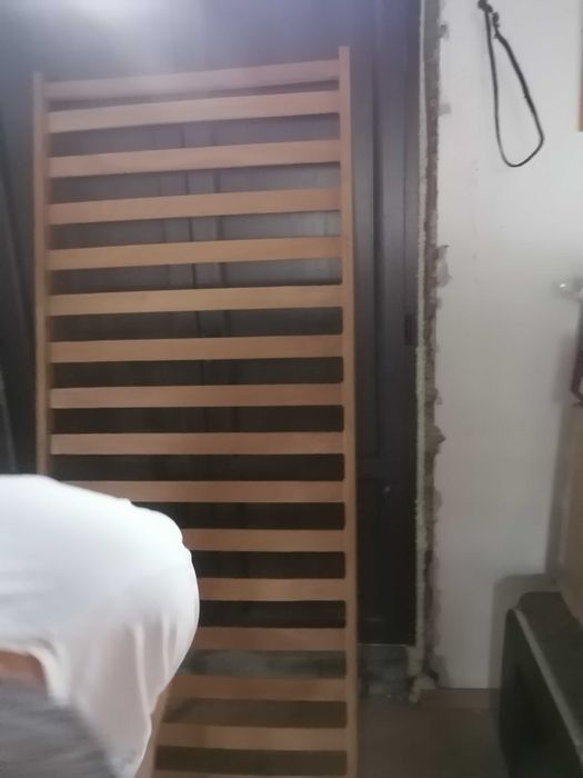 Дървени единични легла с нощни шкафчета