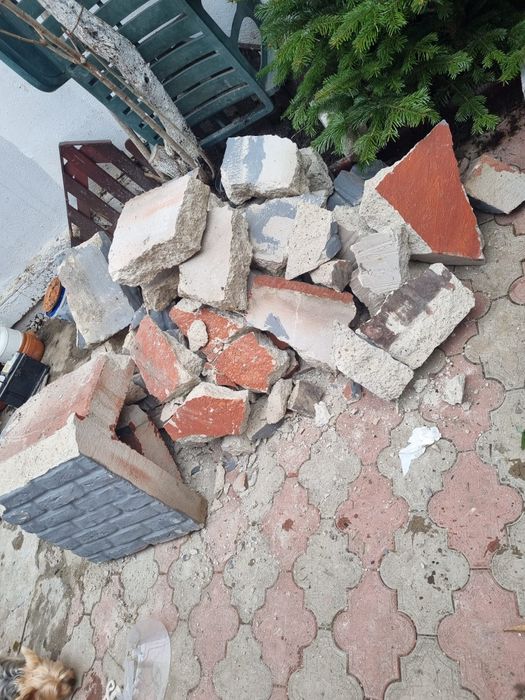 Ridic saci cu moloz și deseuri din construcții