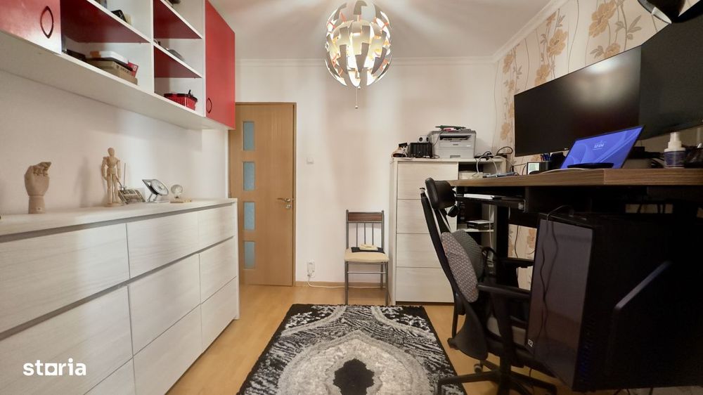 Apartament 4 camere, etaj intermediar, zona CET – ideal pentru famil