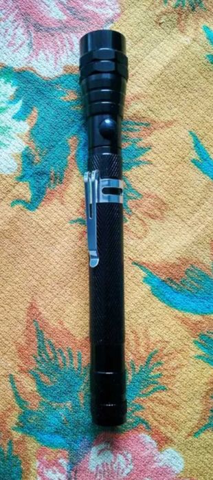 LED лампа с магнитна въртяща стойка или фенерче с гъвкаво рамо. Нови.