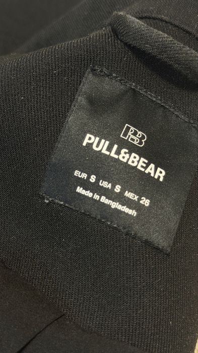 чёрная укороченная куртка-бомбер Pull&bear