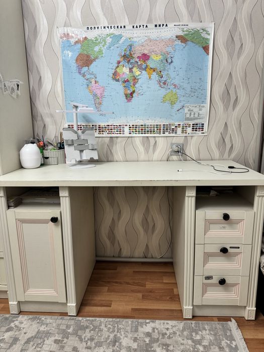 СРОЧНО!!! Продам стол и стеллаж