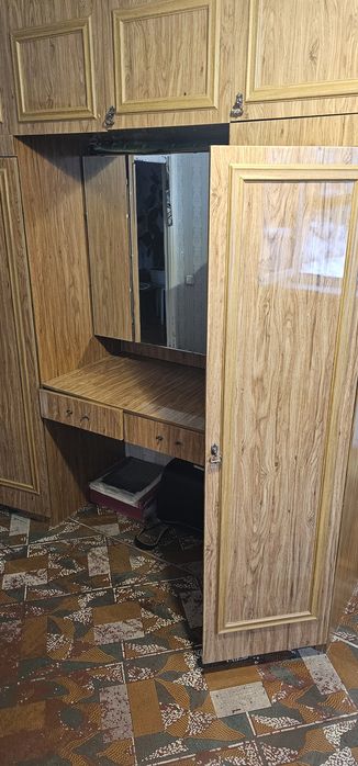 Продам шкаф с зеркалом