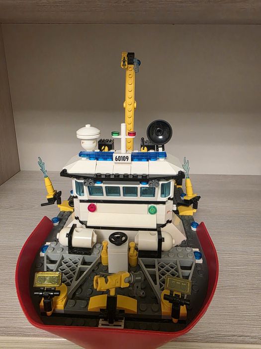 LEGO CITY 60109 - Șalupa de stins incendii
