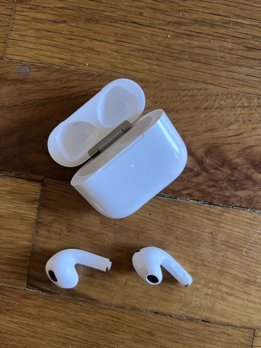 Airpods слушалки бели