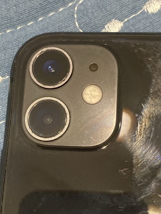Iphone 11 black.