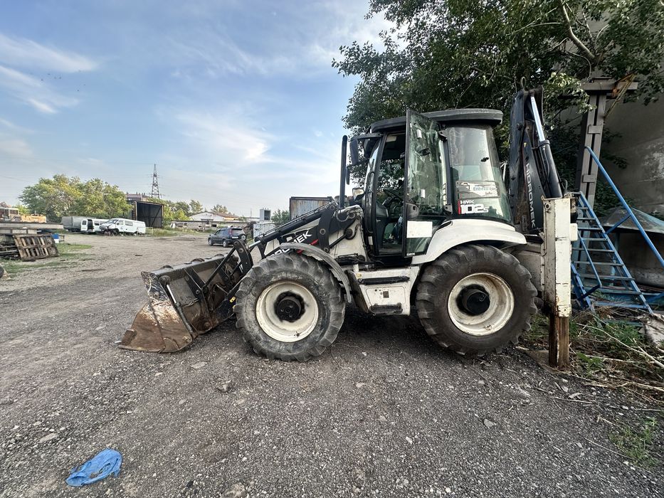 Экскаватор-пргрузчик продам