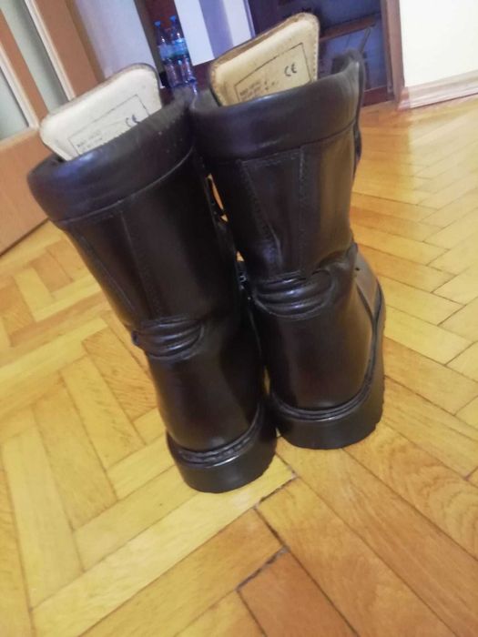 Bocanci militari din piele culoarea maro, măsura 27,5 purtați o dată.