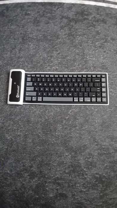 Продавам згъваема клавиатура със блютут