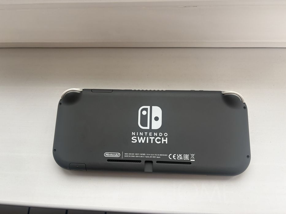 Продаю Ninrendo switch lite