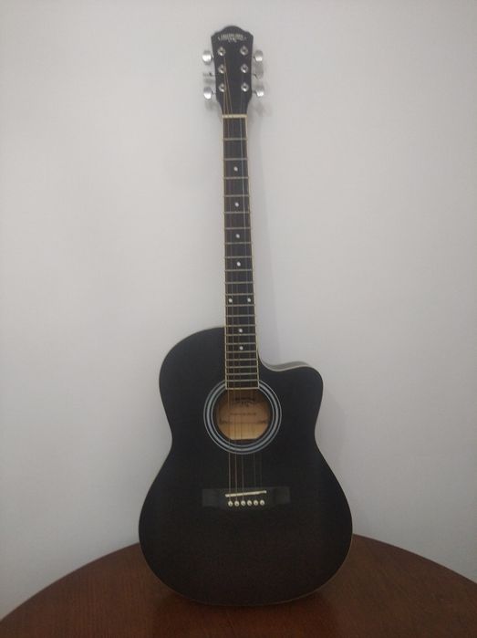 Гитара. Черного цвета.