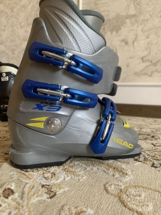 Лыжи и ботинки.