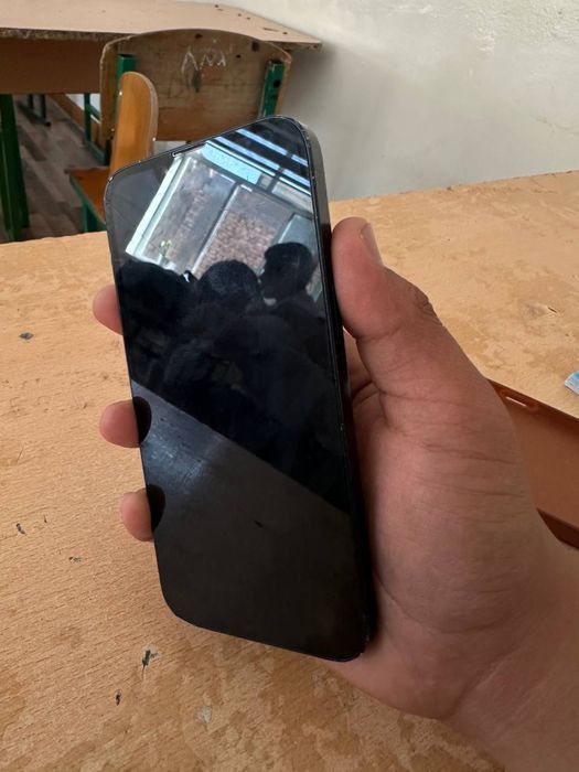 iPhone 14 в среднем состоянии