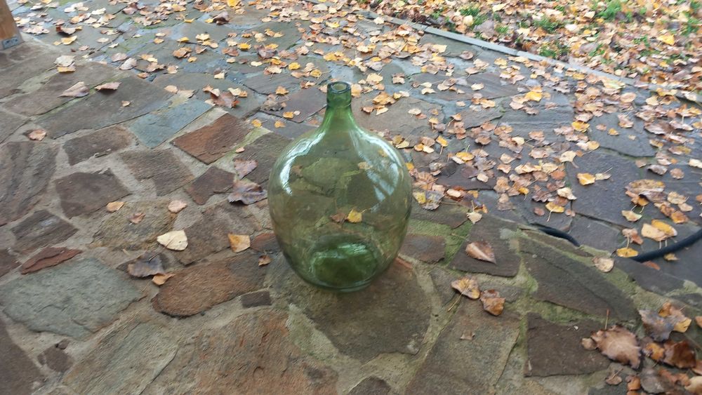 Стари дамаджани от дебело здраво стъкло