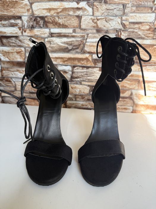 Сандали на ток с връзки