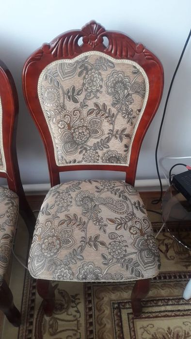 Стол и стулья для гостиной