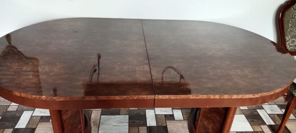 Продам стол и стулья для гостиной