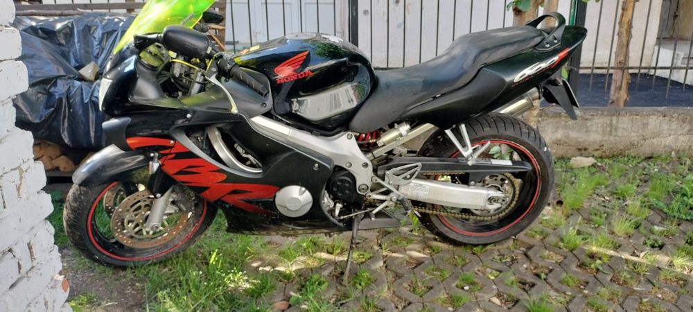 Honda cbr 600 an 2000.