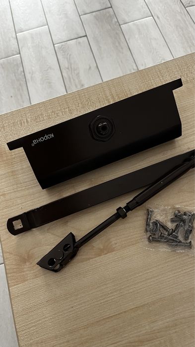 Доводчик для входной двери        .