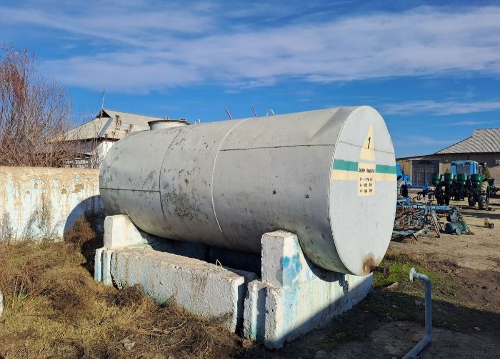 Нефт махсулотлари сақлаш учун 11.5 хамда 3.5 тонн хажмдаги  ёмкост