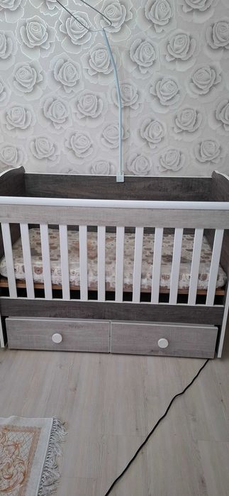 Люлееща се кошара легло с шкафчета