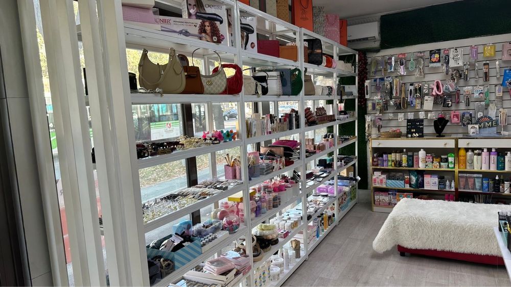 Косметика дүкені сатылады товарымен