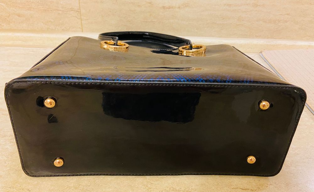 Шикозна Дамска чанта ( лачена) ...