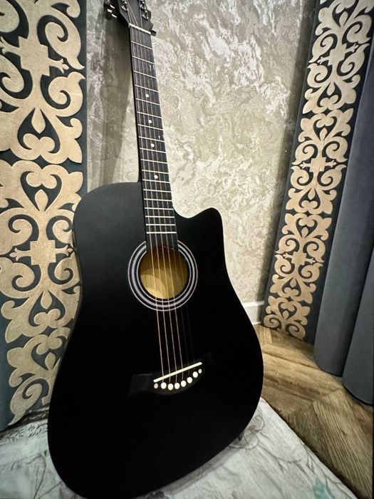 Новая акустическая  гитара, yangi gitara sotiladi с гарантией.