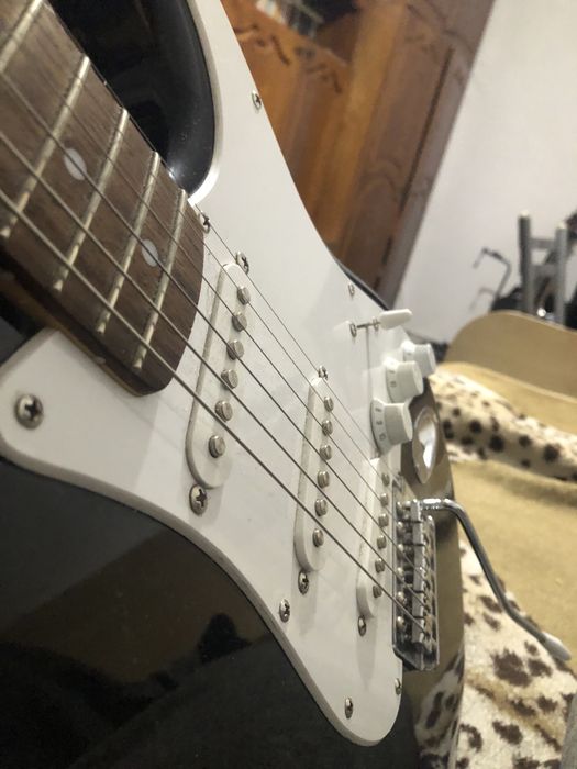 Vând chitara Fender Squaier Strat CA ȘI NOU.