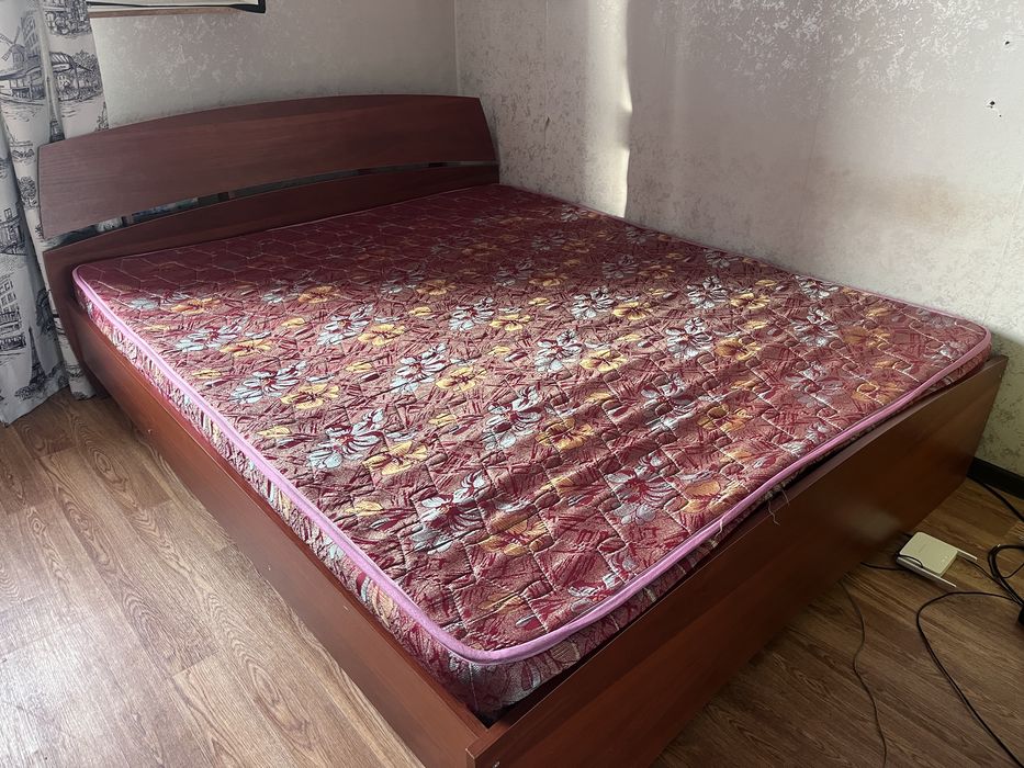Кровать с матрасом 180*200