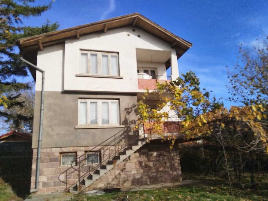 Масивна къща в село Балша