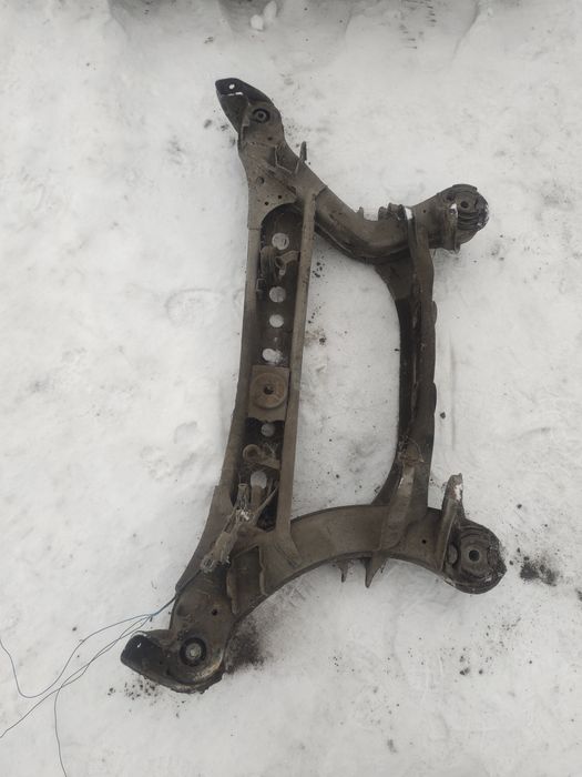 Задняя балка Мерседес 210 колектор