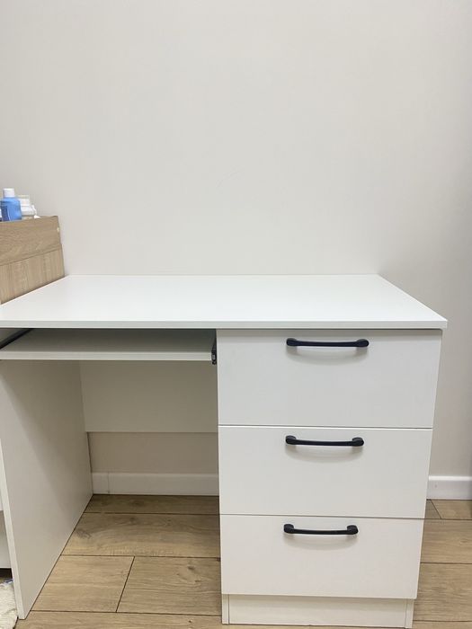 стол сатылады.Продается стул