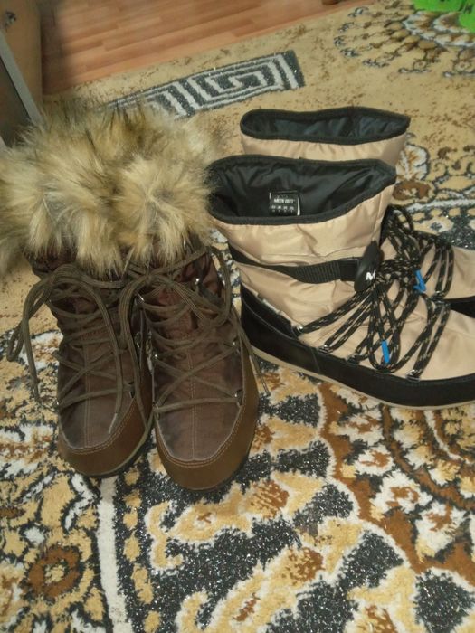 Vând doua perechi de ghete Moon Boot.