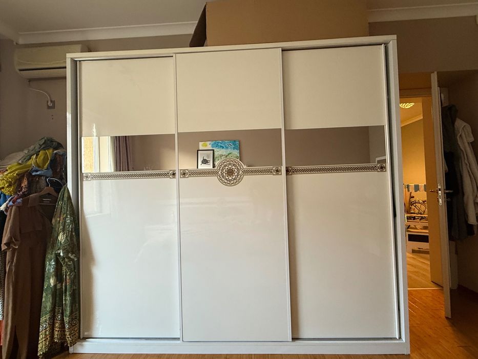 Спален комплект - легло с 2 нощни шкафчета, гардероб, скрин и огледало