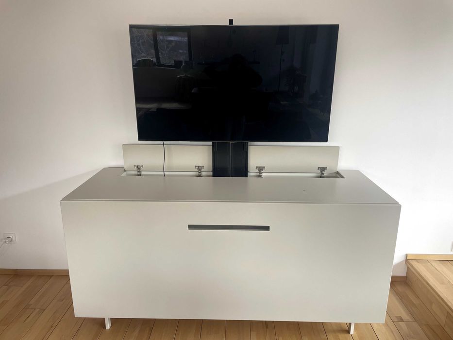 Ръчно изработена мебел с прибиращ се телевизор