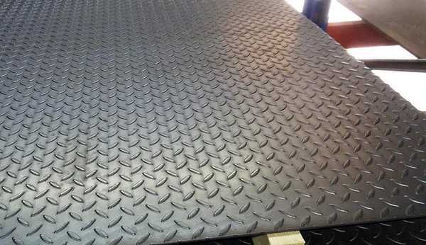 Лист рифлёный ГОСТ 8568—толщина 2,5–5 мм, доставим до объекта!