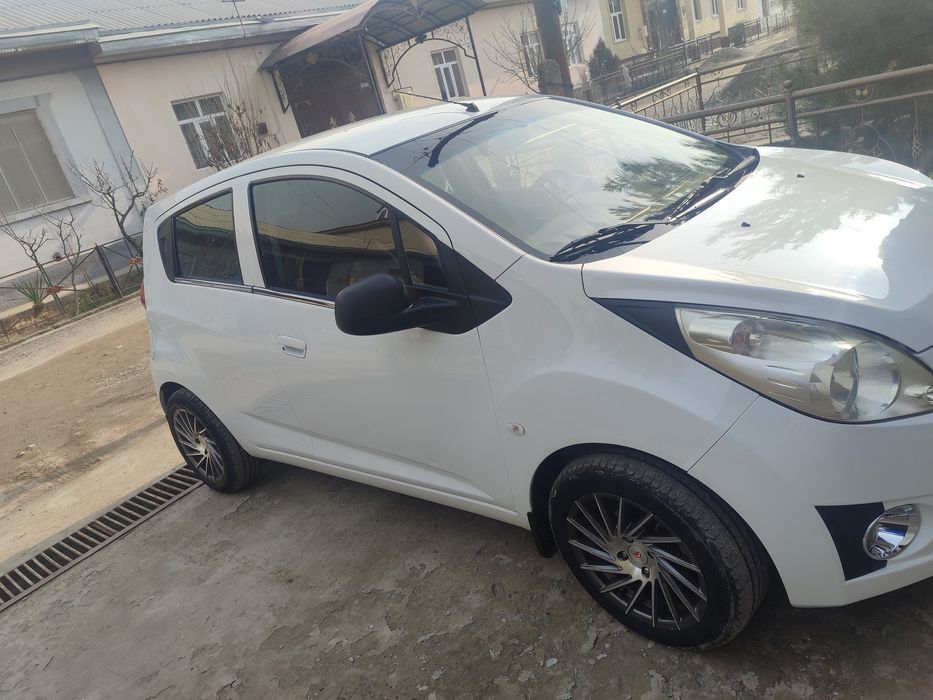 Spark 2014 yili rangi oq