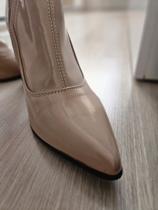 Лачени боти на висок дебел ток