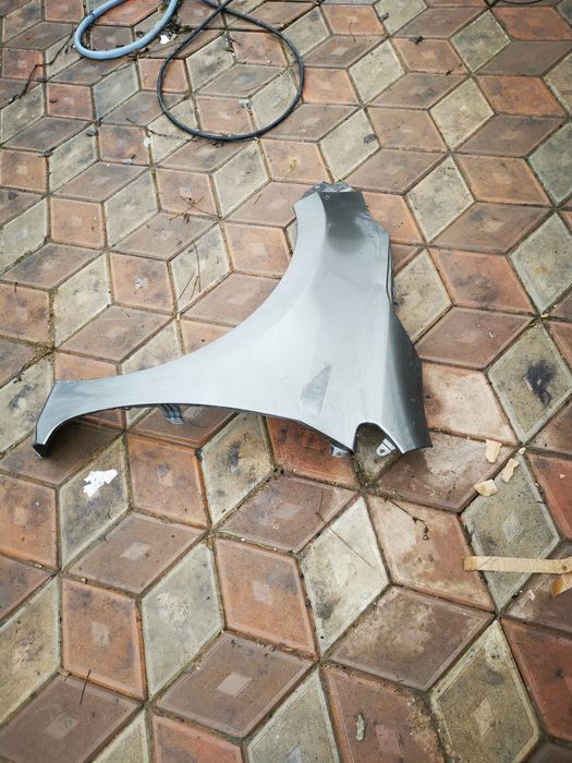 Aripă stânga față Toyota Corola Sedan model 2013, 2014/2015/2016/2018