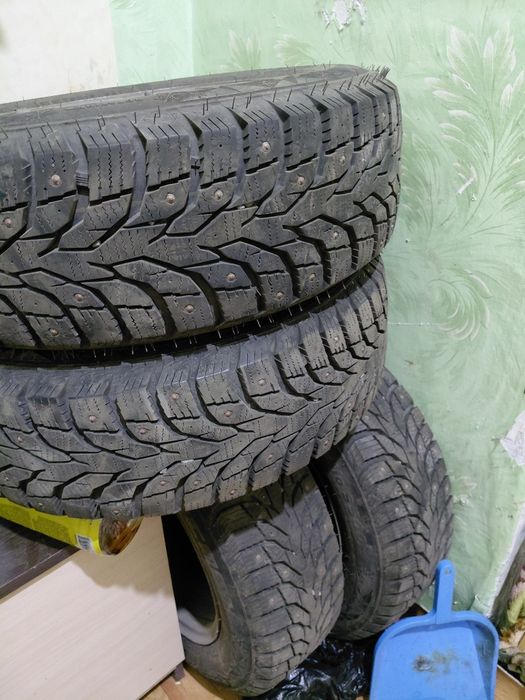 Продам  комплект дисков с шинами , оригинал ,